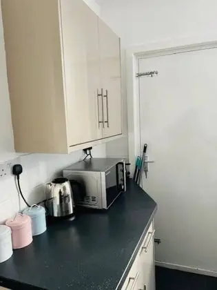 Inviting 3-bedroom Home in Liverpool With Parking - Mutfak