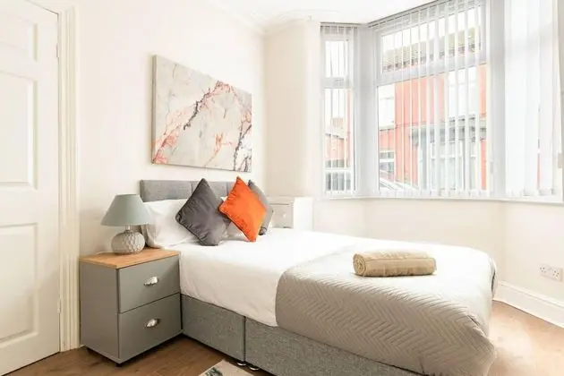 Inviting 3-bedroom Home in Liverpool With Parking - Öne Çıkan Resim