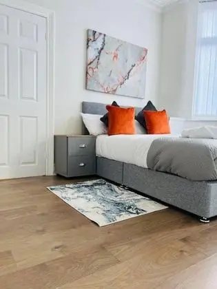 Inviting 3-bedroom Home in Liverpool With Parking - Yerinde Yemek