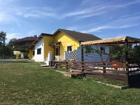 Inviting 4-bed Villa in Dolishte - Öne Çıkan Resim