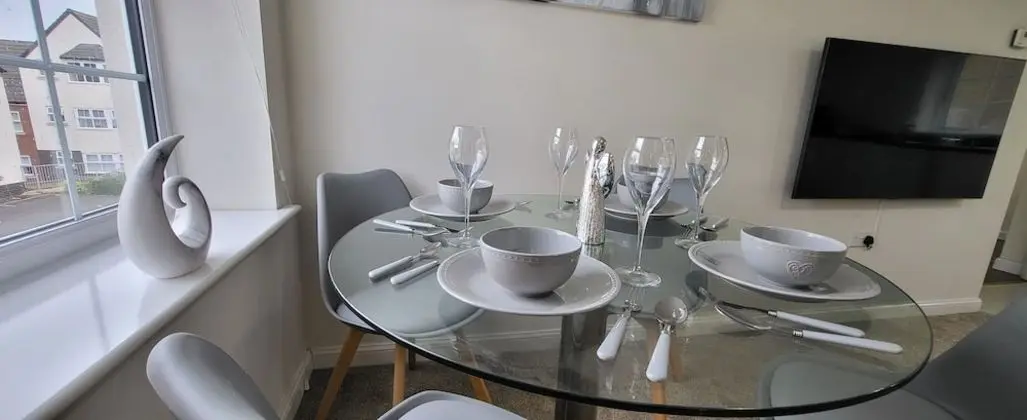 Inviting 6-bed House in Nuneaton