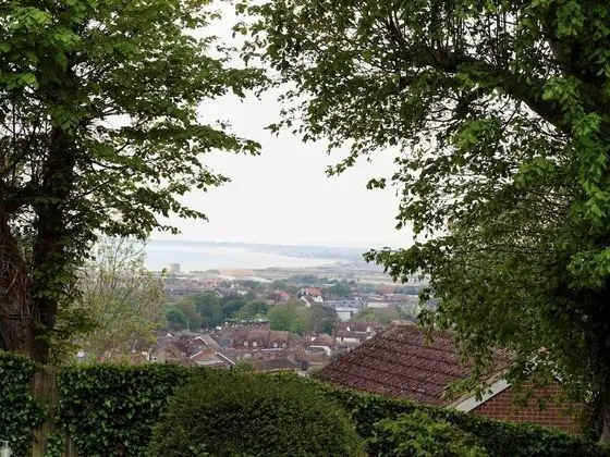 Inviting 7-bed House With sea Views in Hythe - Dış Mekan