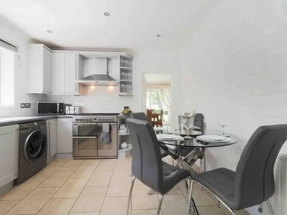Inviting 7-bed House With sea Views in Hythe - Mutfak