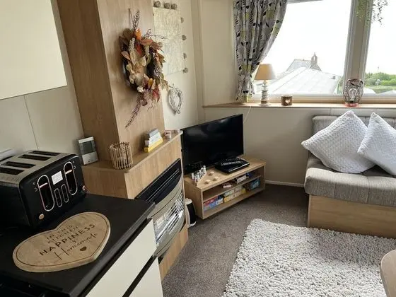 Inviting Cosy 2 bed Hillside Caravan With sea View