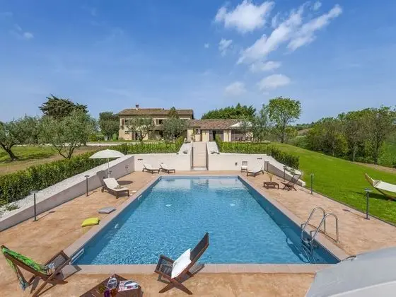 Inviting Holiday Home in San Costanzo With Swimming Pool - Dış Mekan