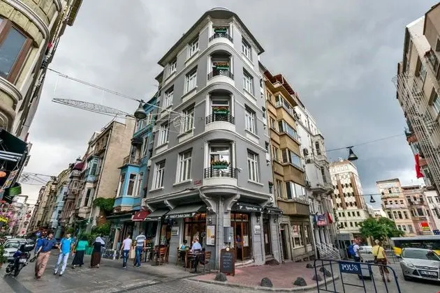 Iq Hotel
