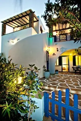 IRINI STUDIOS IN TINOS - Lobi