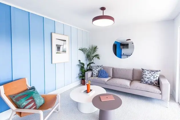 The Iris Motel - Lobi