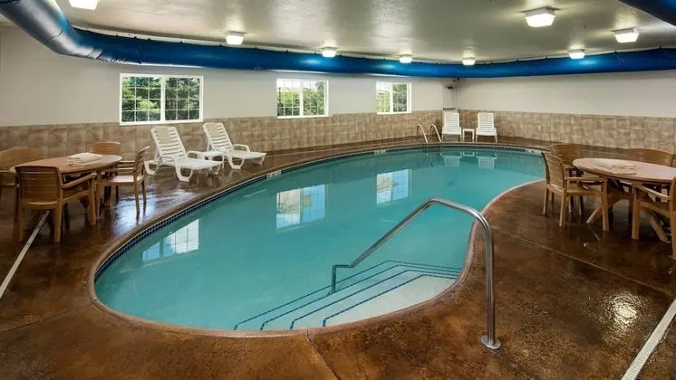 Irish Cottage Inn & Suites - Havuz