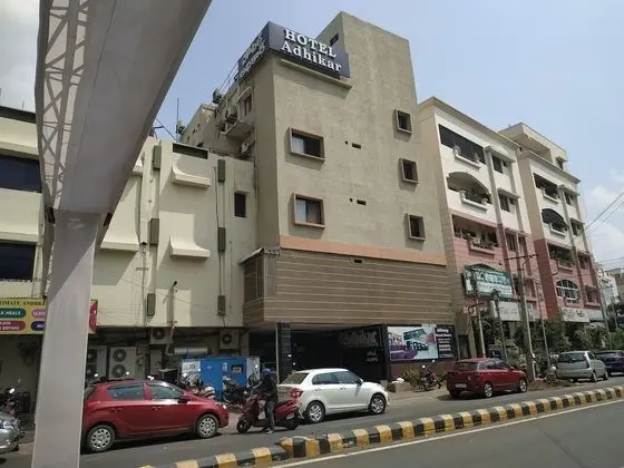 Iroomz Hotel Adhikar