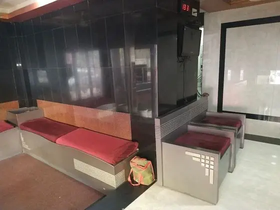 Iroomz Hotel Adhikar - Öne Çıkan Resim