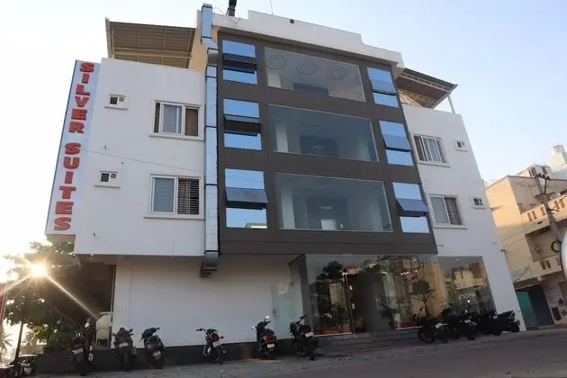 iROOMZ D Silver Suites
