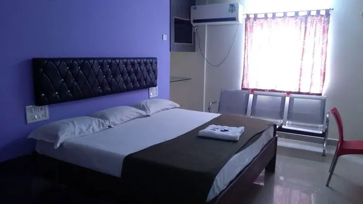 Iroomz Hotel New SS INN