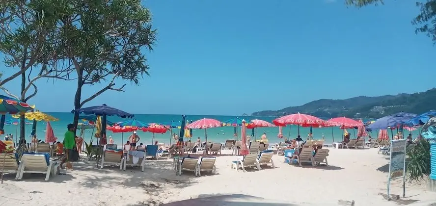 Island Patong Beachfront Hotel - Plaj