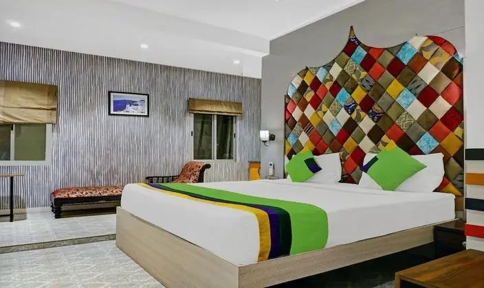 Itsy By Treebo - Banana Boutique