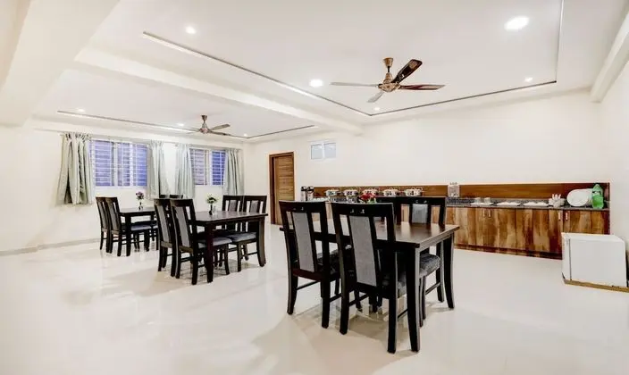 Itsy By Treebo - Emora Hotel And Suites Brookfield - Yerinde Yemek