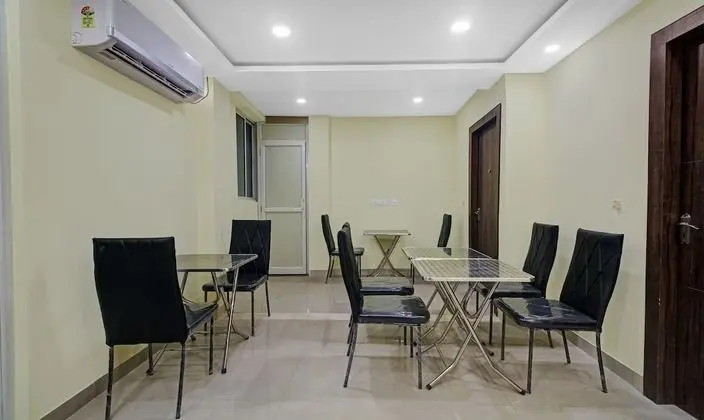 Itsy by Treebo - Park Central - Yerinde Yemek