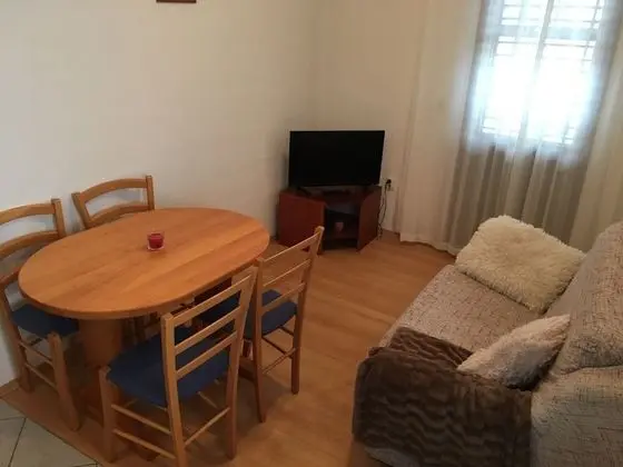 Ivan - With Free Parking - A2 - Öne Çıkan Resim