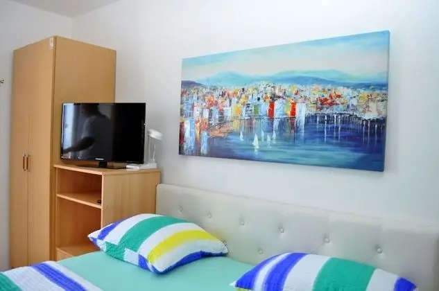 Ivi - big Parking and Courtyard - SA6 - Oda