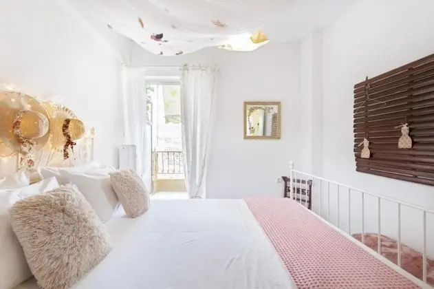 IVY Apartment in the Heart of the City - Dine on the Shaded Balcony in the Heart of the City