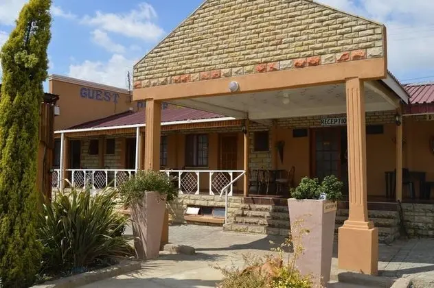 J and E Cyaara Guest House
