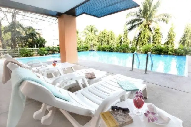 J - Town Serviced Apartments - Havuz