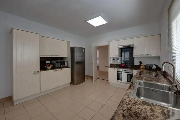 J5 Four Bedroom Villa in Al Wasl - Mutfak