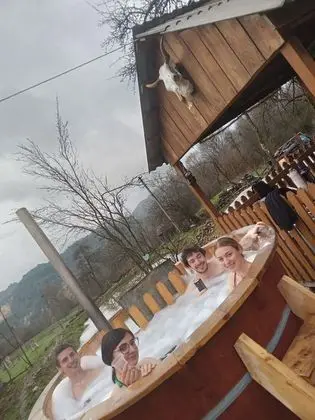 Jacuzzi Hottube Retreat for 4 or 6 People in Mountain Paradise