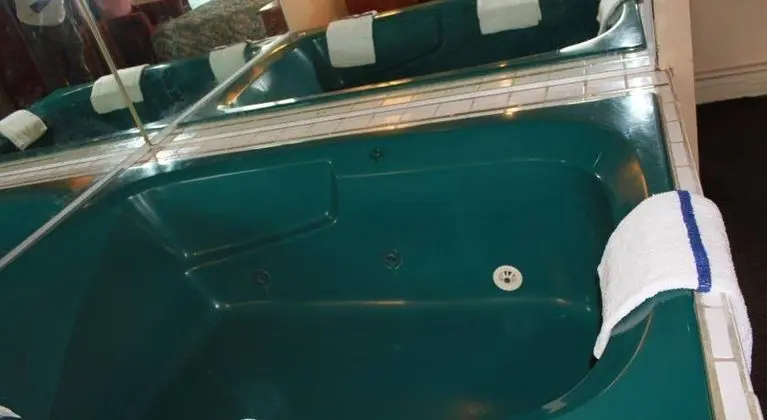Jacuzzi Inn