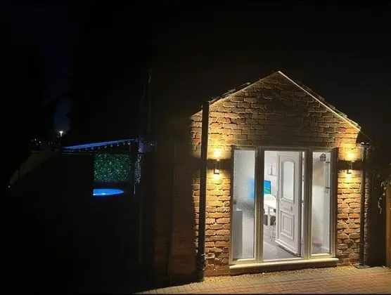 Jacuzzi Spa! Stunning Entire Guest House - Netflix