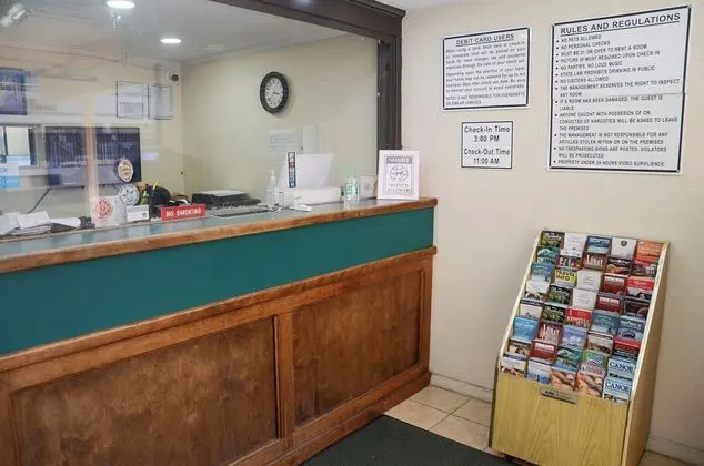 James River Inn & Suites - Lobi