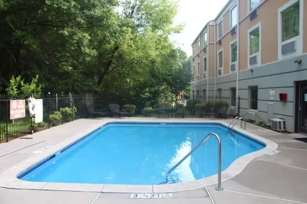 Jameson Inn and Suites Riverdale - Havuz