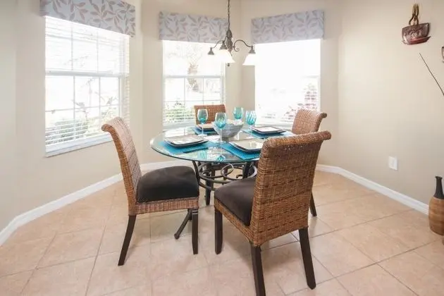Janet's West Haven 4 Bedroom Home by Redawning - Mutfak