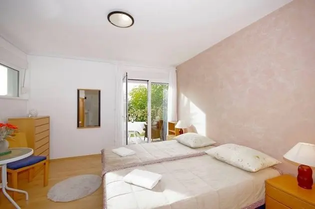 Javi - Free Private Parking - SA2