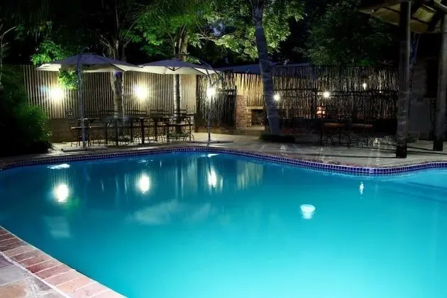 J'Cups Guest House - Havuz
