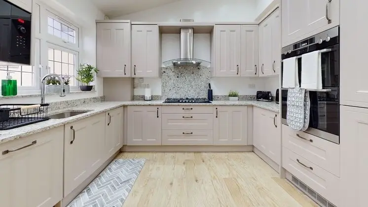 JDB Romford - Charming 4-bedroom House - Mutfak