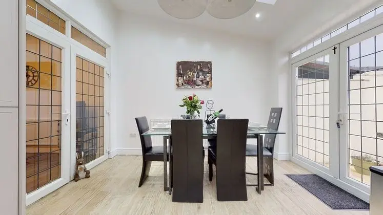JDB Romford - Charming 4-bedroom House - Yerinde Yemek