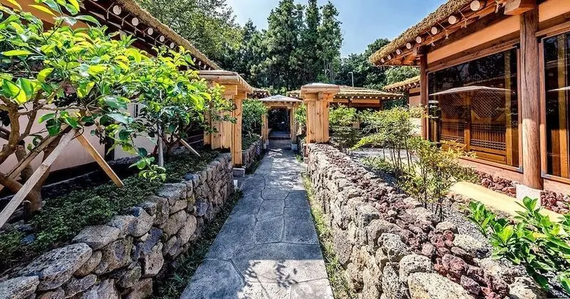 Jeju Hanok Hotel Hallagung - Dış Mekan
