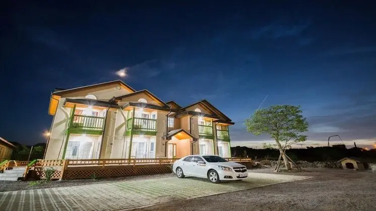 Jeju Ppalkanpungcha Pension - Dış Mekan