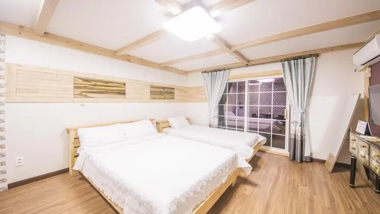 Jeju Ppalkanpungcha Pension - Oda