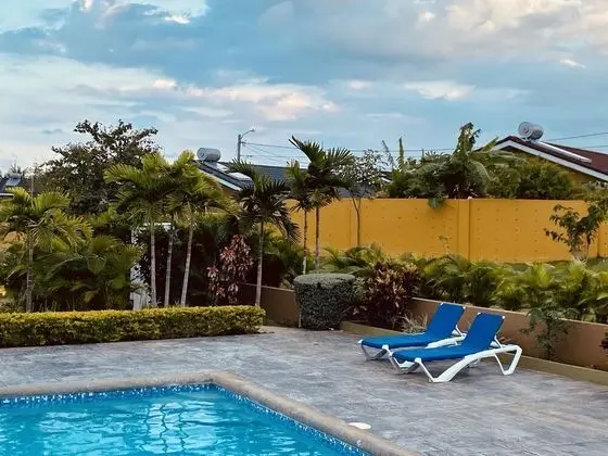 Jhadano Villa Retreat - Havuz