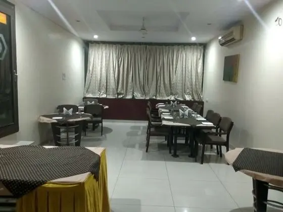 JK Rooms 122 Shaheen Lodging & Boarding - Yerinde Yemek