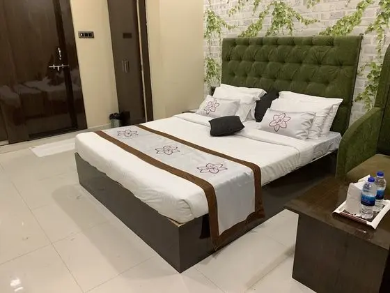 JK Rooms 126 Parashar Legacy - Station