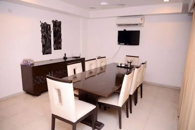 JK Rooms 146 Check Inn Service Apartment - Yerinde Yemek