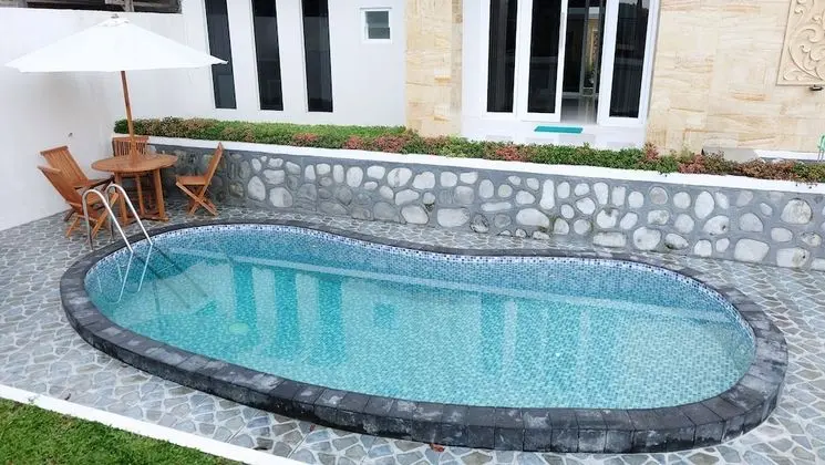 Villa Jogja Grand Bale with Private Pool by Simply Homy - Havuz