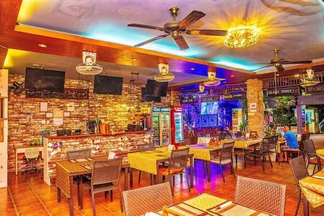 Jolly's Guesthouse - 1