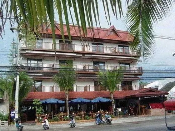 Jomtien Boathouse - Genel
