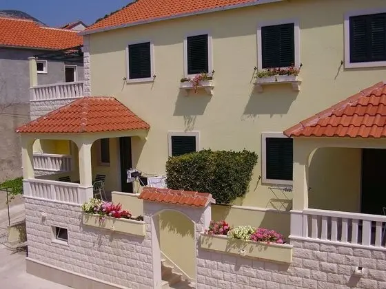 Josi - With Beautiful Garden - A2 Zuti - Dış Mekan