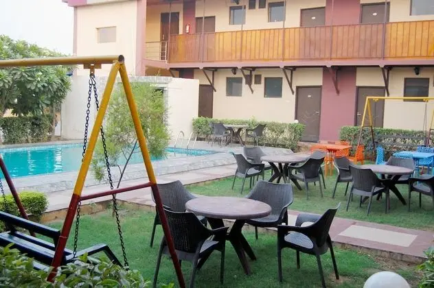 JPS Residency & Hospitality Services - Havuz