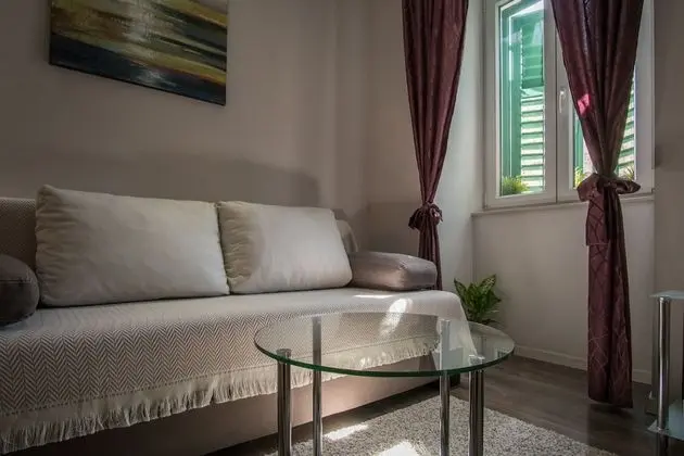 JR Luxury Guesthouse